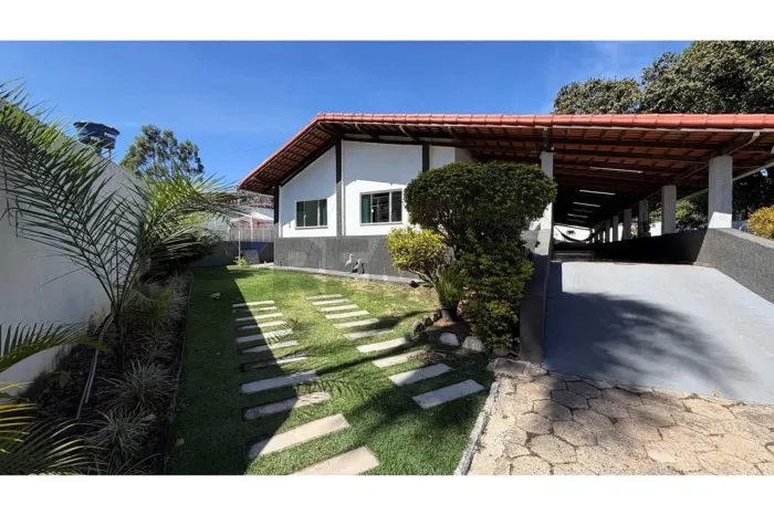 Casa à venda no SMLN MI 09 - 4 Quartos, Vista para o Lago e Lazer Completo