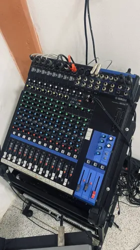 Mesa de som Yamaha + equalizador gráfico Oneal