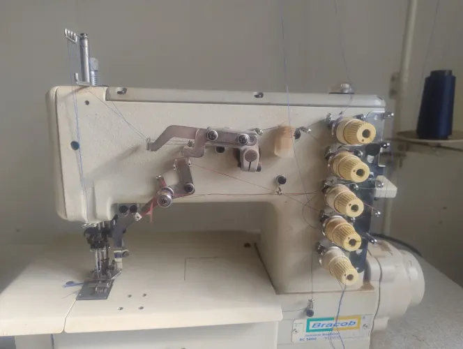 Máquina Galoneira Bracob BC 5000 Com mesa, semi-nova nunca deu defeito.