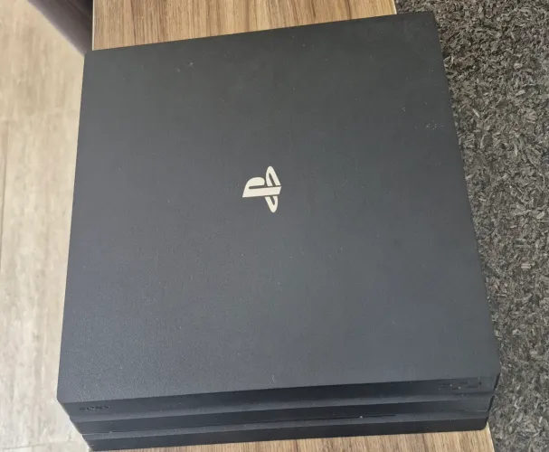 PS4 pro, 6 jogos inclusos e dois controles