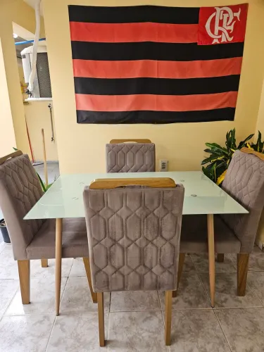 Mesa de jantar com 4 cadeiras