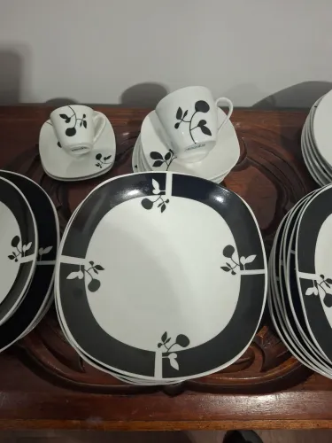 Jogo de jantar completo nunca utilizado
