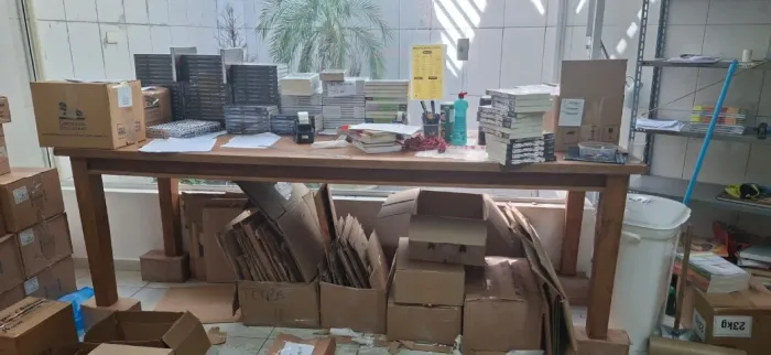 Mesa corporativa ampla e resistente, ideal para escritório, sala de diretoria, estação de