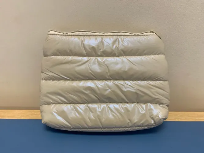 Necessaire perolada de estilo "puffer" acolchoada , ótimo tamanho , estilosa