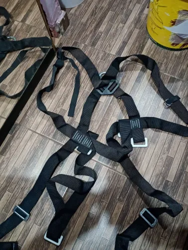 Cinto de segurança semi-novo sem marcas de uso 