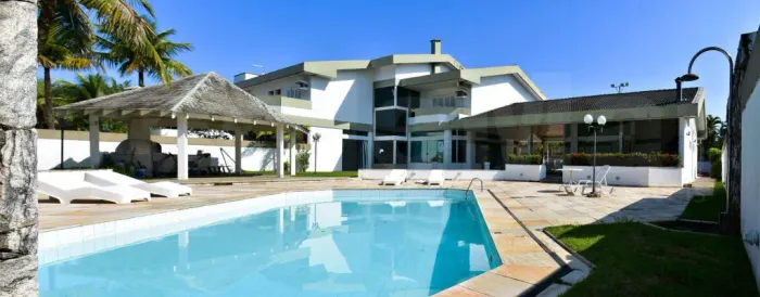 Casa com quadra de tênis Á VENDA no Jardim Acapulco I em Guarujá.