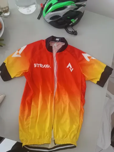 Kit pedal, capacete e camiseta, ambos pouco usados, em estado de novo.