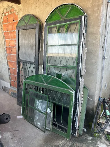 Porta/janela de ferro