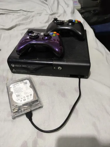 Xbox 360 com Desbloqueio + 2 Controles