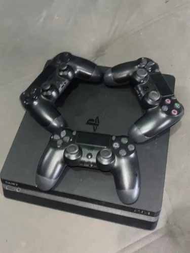 Play 4 com 3 controles