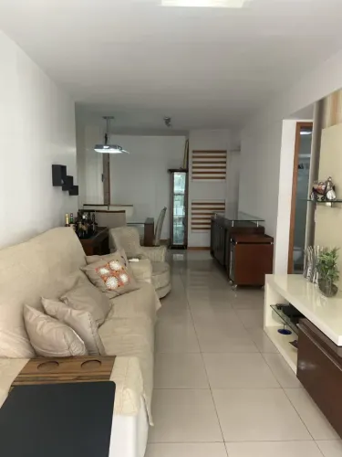 Apartamento Finamente Decorado na Av. Maracanã | 2 Quartos com Suíte | 80m² | Vaga e Infra