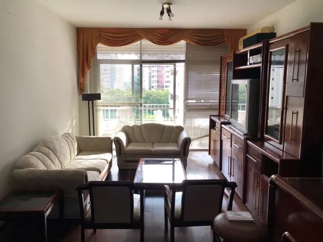 Vendo 2 sofás de 2 e 3 lugares .