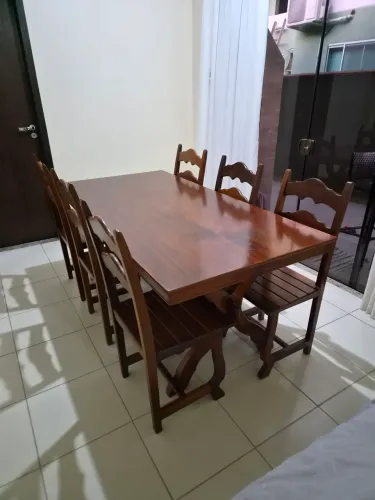 Mesa com seis cadeiras