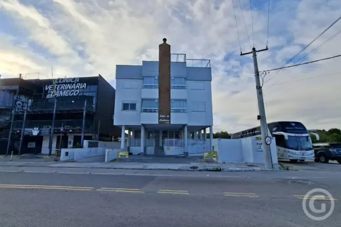 Apartamento semimobiliado com dois quartos em Florianópolis