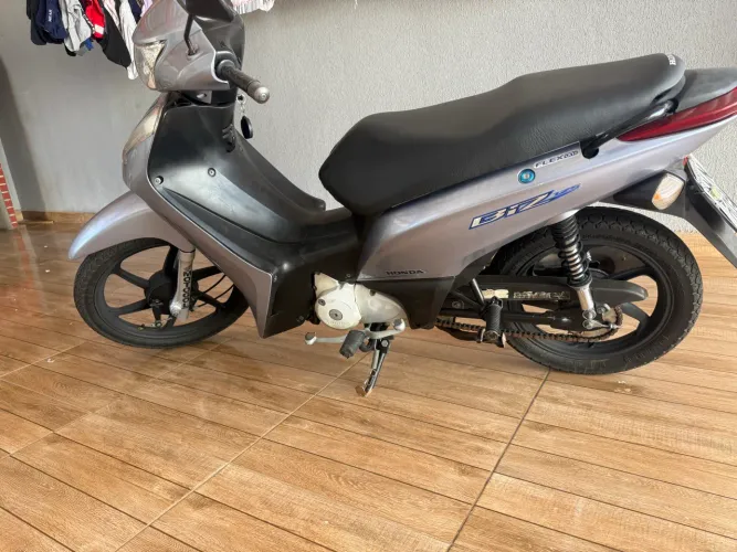 Biz 125 com partida cor prata