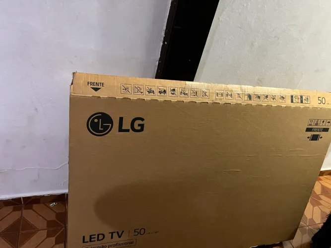 Smart TV LG 4K 50" 50UR871C (Tela Quebrada) + Controle e Caixa ? Para Peças/Conserto
