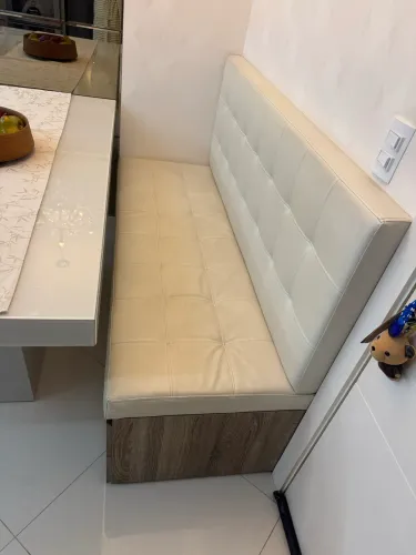 Banco estofado com 4 gavetas 