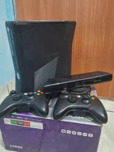 Xbox 360 + Kinect + 2 Controles - Completo na Caixa