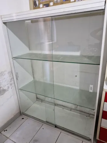 Vitrine suspensa com portas e prateleiras de vidros