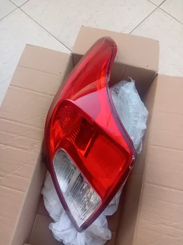 Vendo lanterna traseira direita do versa 2018 