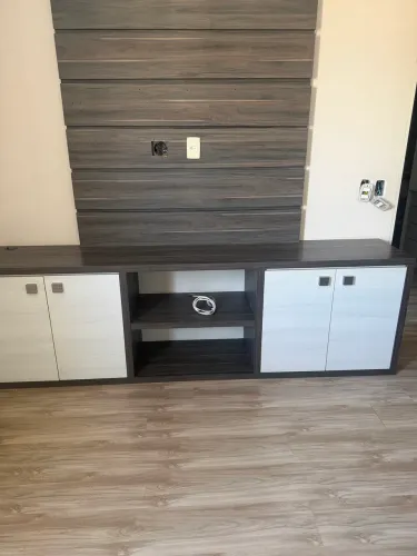 Lindo painel com móvel rack