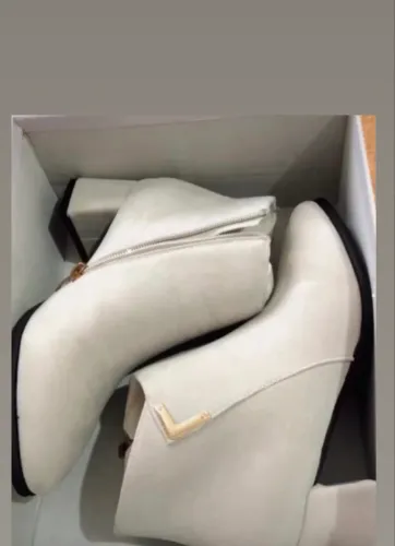 Bota nova tamanho 34/35 off white