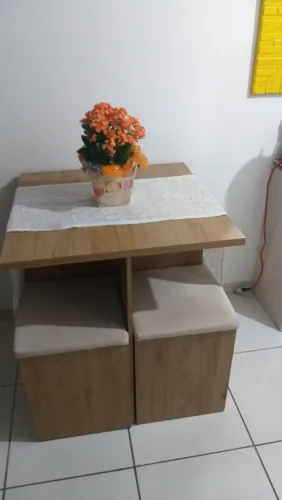 Mesa quadrada com 4 banquetas baú 
