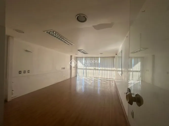Edifício à venda no bairro São Sebastião com área útil de 292 m² disponível