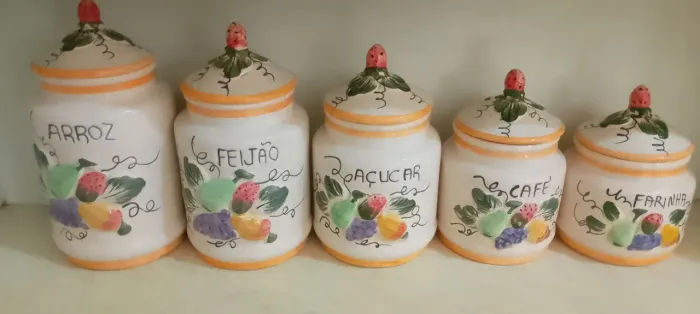 Conjunto de potes de cerâmica com pintura vitrificada pintura vitrificada