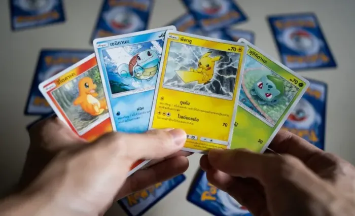 Lote de 120 cartas pokemon, inclui foil, rara e brinde