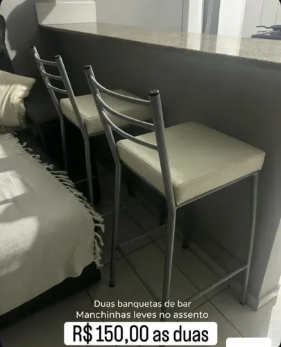 DUAS BANQUETAS DE BAR ? SEMINOVAS