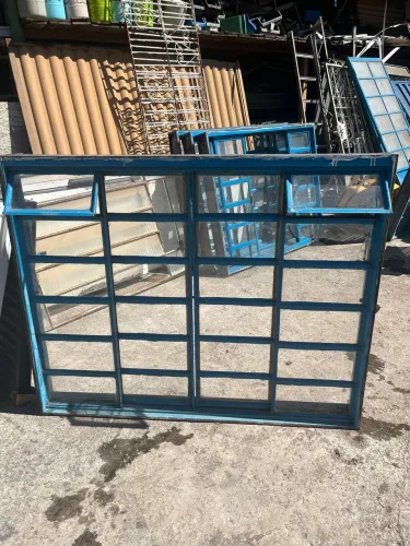 Janela de Ferro com Vidro e Basculante Azul