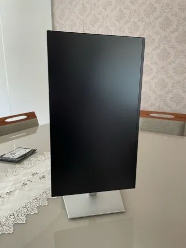 Monitor com hub USB-C Dell Pro 24 Plus P2425HE