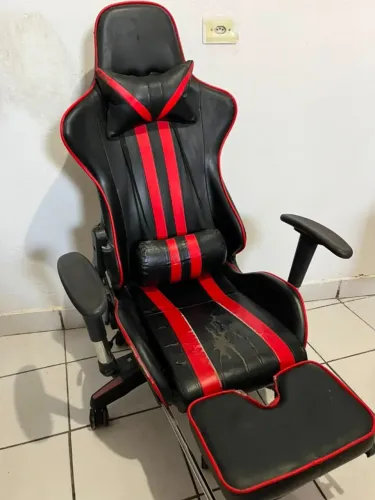 Cadeira Gamer Preta com Detalhes Vermelhos - Ideal para Reforma