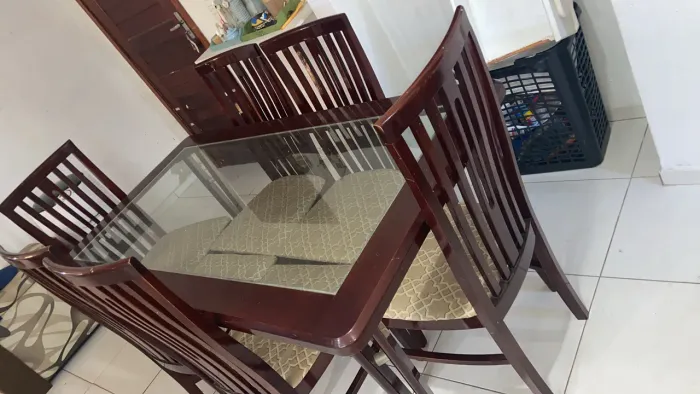 Mesa de jantar com 6 cadeiras bem coservada
