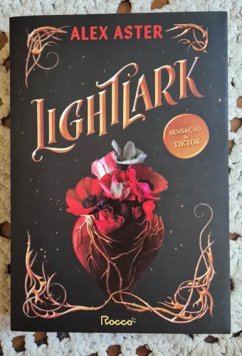 Livro Lightlark - Sensação do BookTok