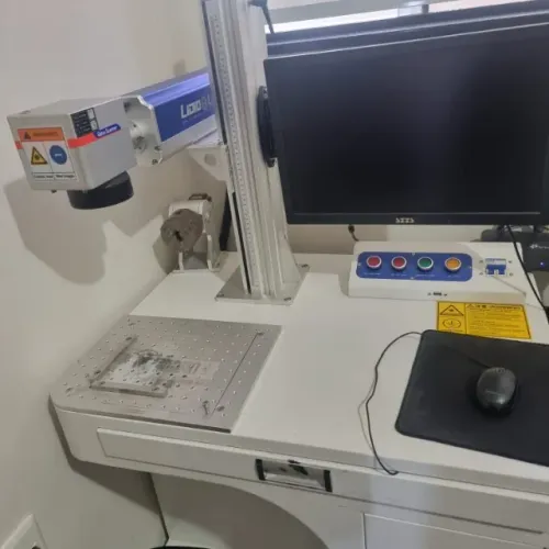 fiber laser 30w completa com gabinete PC e suporte para gravaçao de copos e garrafas