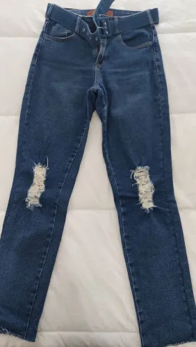 Calça jeans com cinto