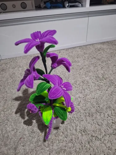 Arranjo de Flores Artesanal Roxo - Feito à Mão com Vaso Decorativo