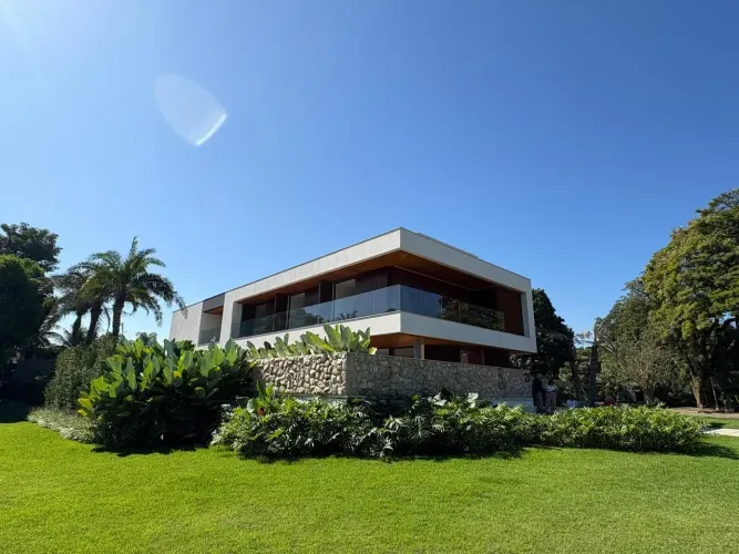 BARRA DA TIJUCA AROUCA Mansão 1º Locação Triplex 5 Suítes com Lazer, Elevador e 10 Vagas!