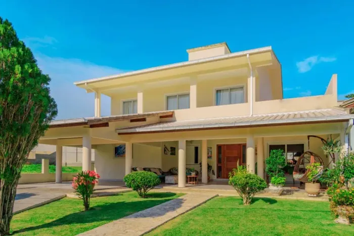 Casa em Condomínio de alto padrão com 7 dormitórios à 80m da Praia dos Ingleses!