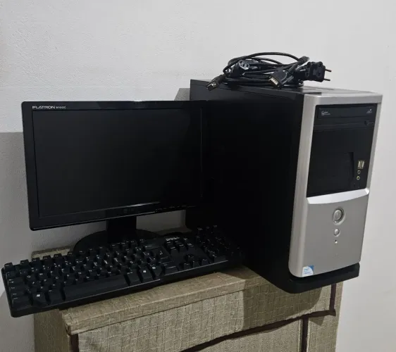 Computador (CPU, monitor e teclado)