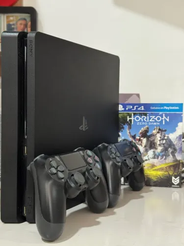 PS4 PlayStation 4 Slim + 2 controles (Aceito Cartões).