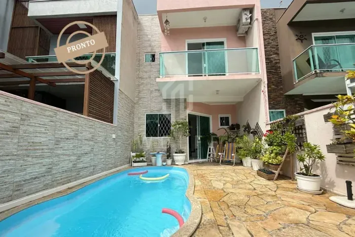 JD1508 - Sobrado Geminado com Piscina no Centro em Balneário Piçarras/SC