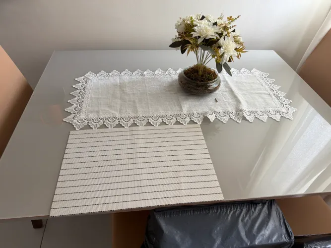 Vende-se mesa sem cadeira em perfeito estado