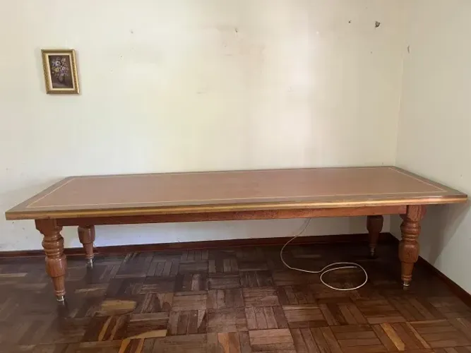 Mesa de madeira maciça de angelim pedra, detalhes em marfim