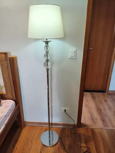 Lindo abajur com detalhes em cristal