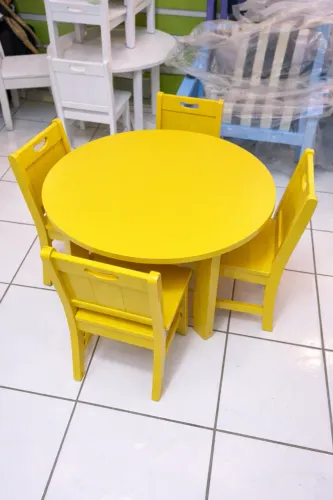 Mesinha infantil com Cadeiras