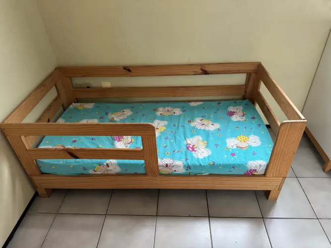 Vendo cama infantil 100% madeira pinus e excelente estado