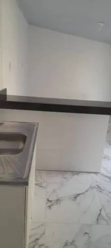 Aluga uma kitinete pra rapaz com garagem coberta individual